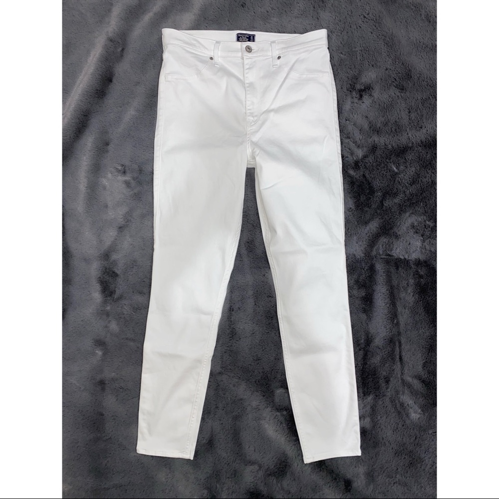 Whit Abercrombie & Fitch jeggings.